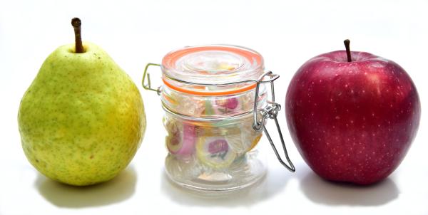 Poire, bonbons, pomme