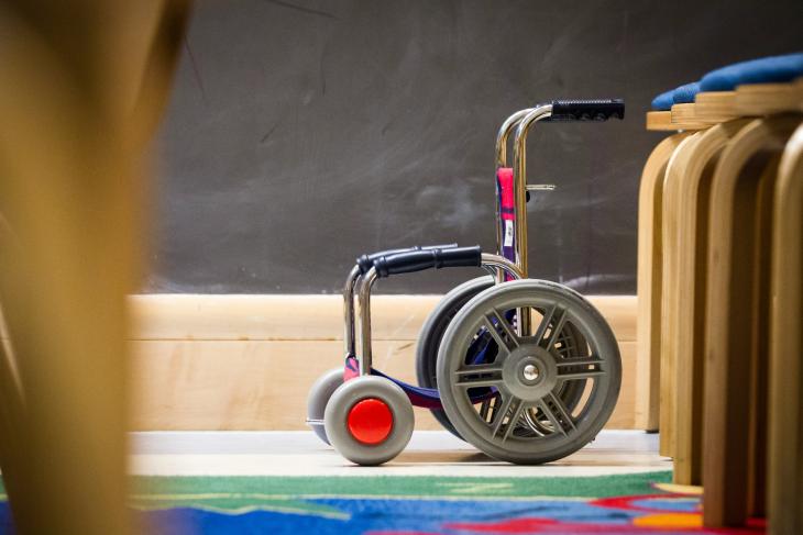 Fauteil roulant dans une salle de classe
