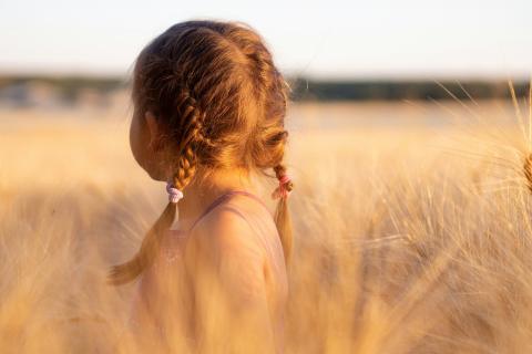 Photo de Artur Aldyrkhanov sur Unsplash petite fille enfant