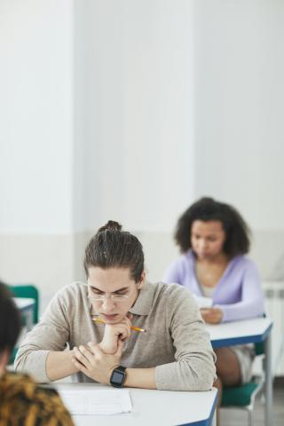 Jeunes passant un examen