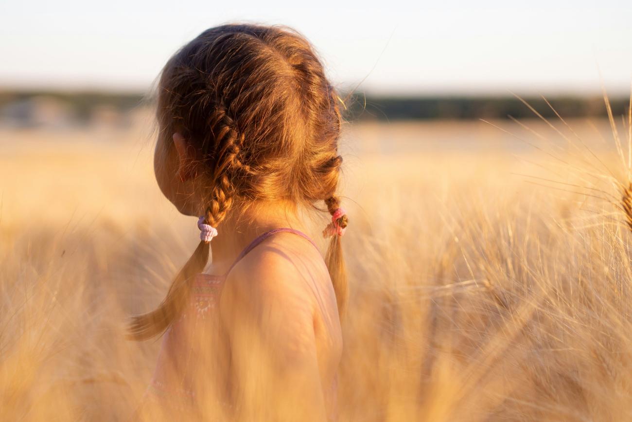 Photo de Artur Aldyrkhanov sur Unsplash petite fille enfant