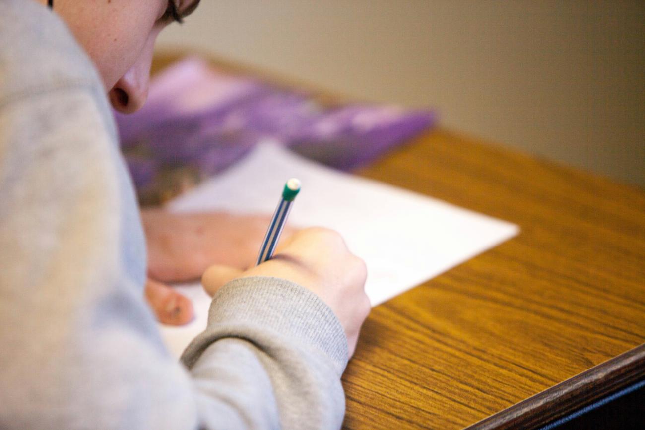 Jeune passant un examen écrit
