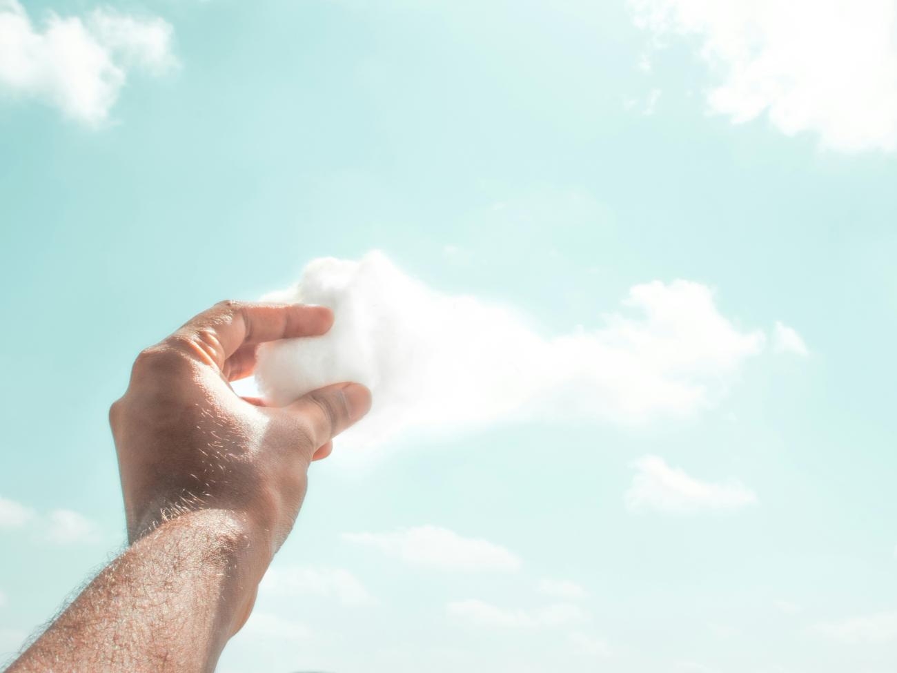 Personne tirant sur un nuage