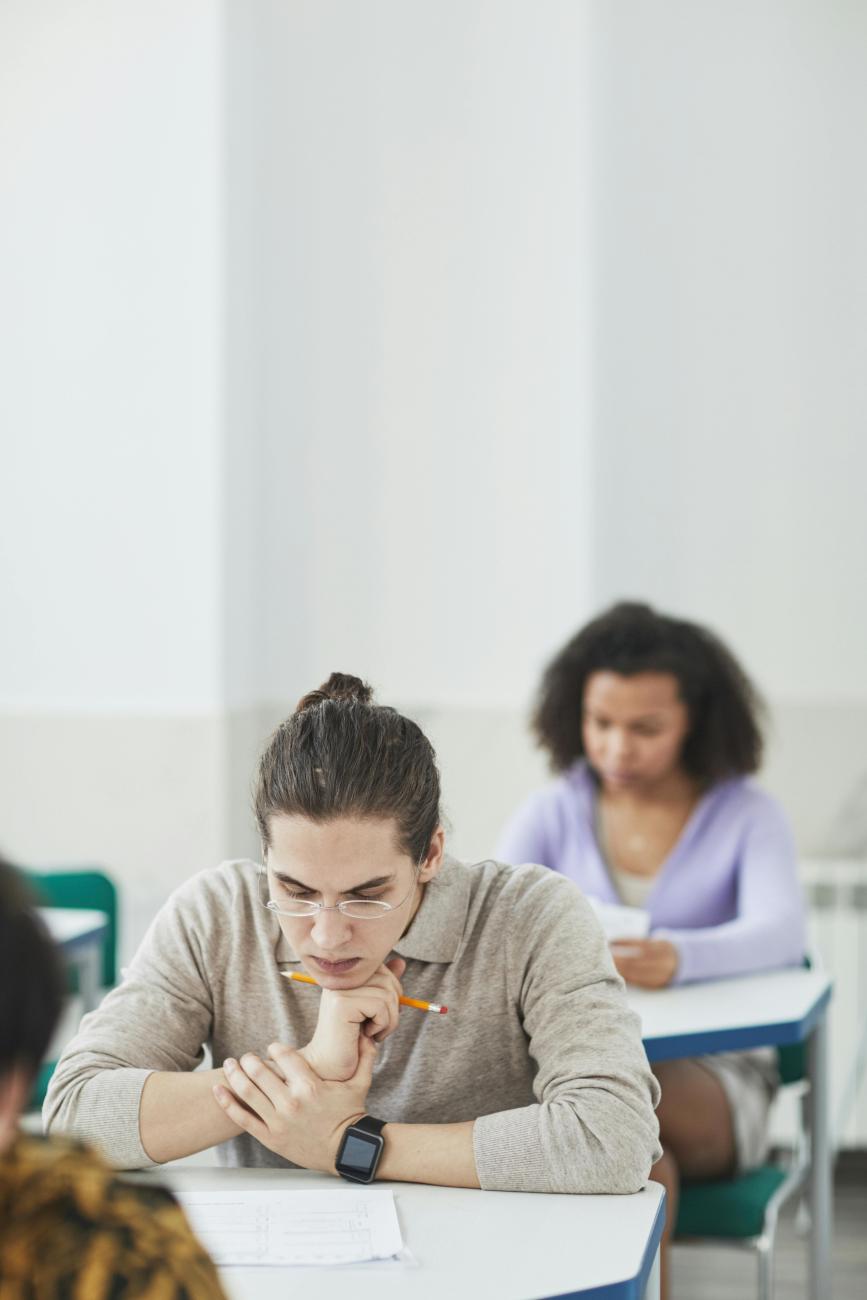Jeunes passant un examen