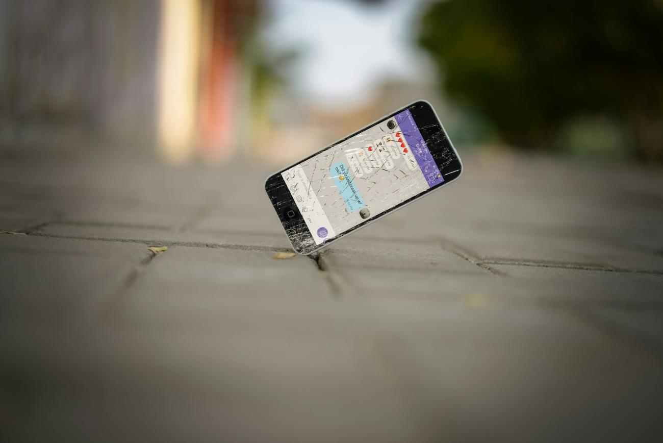 Smartphone brisé sur le sol