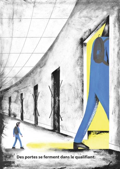 Jeunes dans un couloir aux portes closes