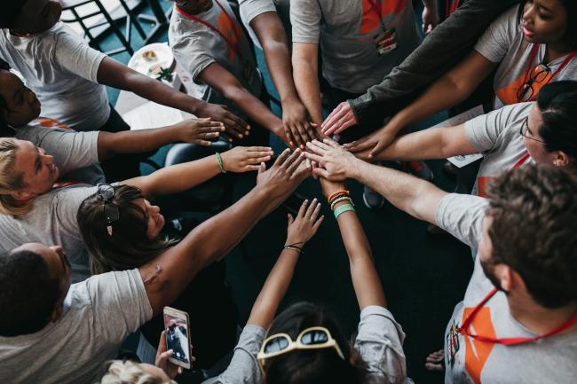 Personnes faisant de l'impro théâtrale